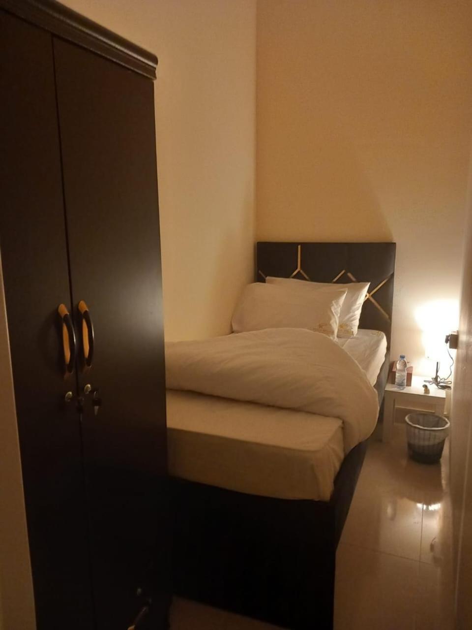 Four Stars Hostel Dubai Buitenkant foto