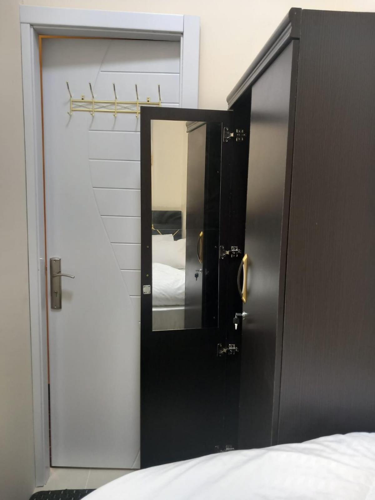 Four Stars Hostel Dubai Buitenkant foto
