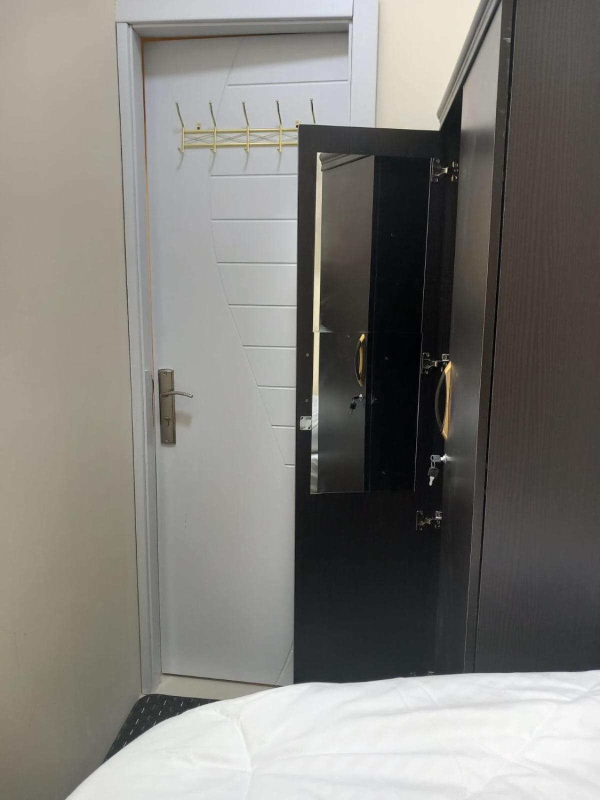 Four Stars Hostel Dubai Buitenkant foto
